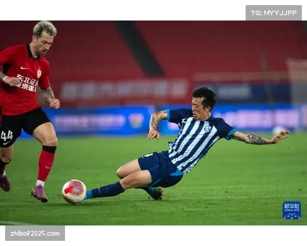 冲突瞬间：梅州客家与武汉三镇球员因拼抢发生小规模冲突，主裁判出示黄牌